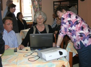 Marc assistiert Gudrun und Gabriele, die ihre Bilder auf Picasa gespeichert haben.