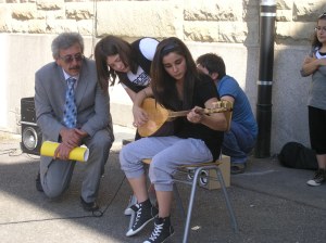 Eine Schülerin spielt auf der Saz - der türkischen Gitarre