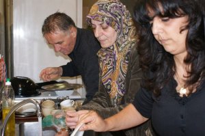 Ibtissam und Yamina beim Kochen mit Unterstützung von Bernard